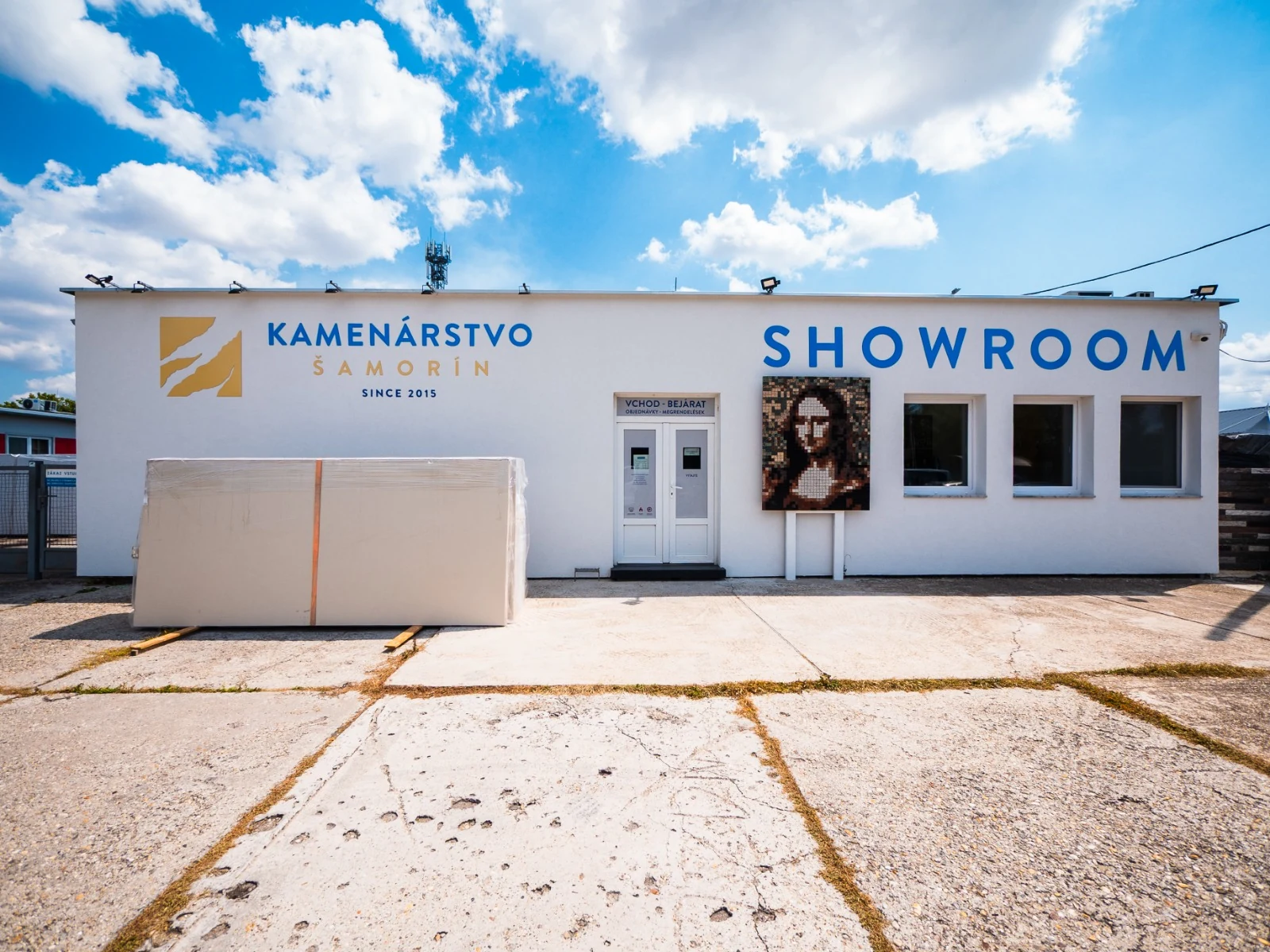 Budova showroomu Kamenárstvo Šamorín na Seneckej ceste