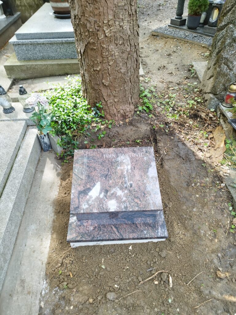 Urnový pomník 43